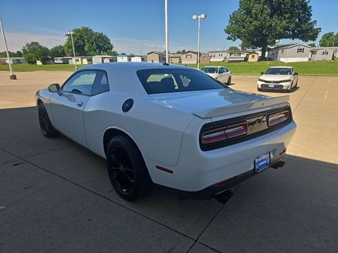 Used 2019 Dodge Challenger SXT RWD image 5