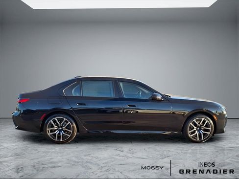Used 2024 BMW 740i image 8