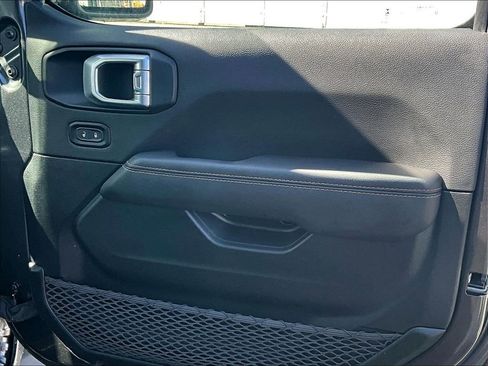 Used 2021 Jeep Gladiator Overland image 12