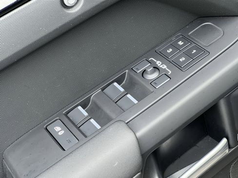 Used 2025 Land Rover Defender 110 S image 13