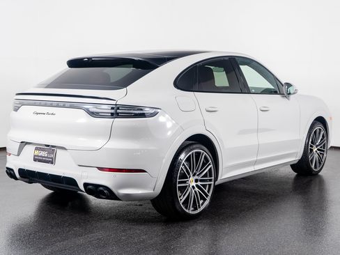 Used 2022 Porsche Cayenne Turbo image 10