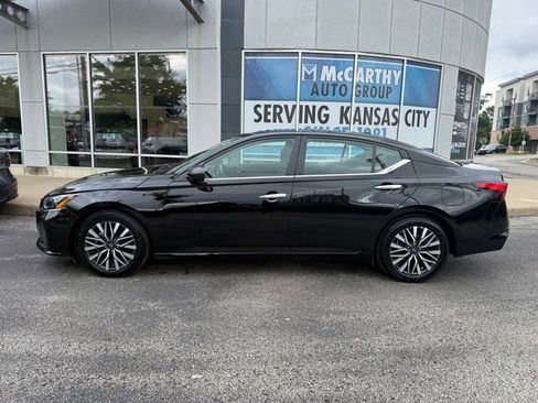 Used 2025 Nissan Altima 2.5 SV FWD image 2