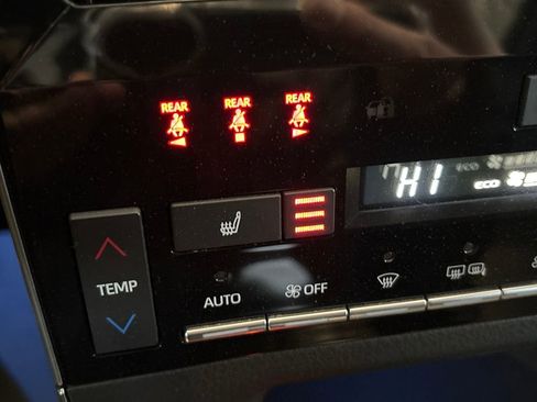 Used 2019 Toyota Avalon XLE image 17