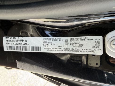Used 2025 Chrysler Pacifica Limited FWD image 31