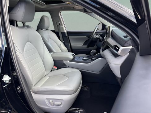 Used 2020 Toyota Highlander XLE image 18