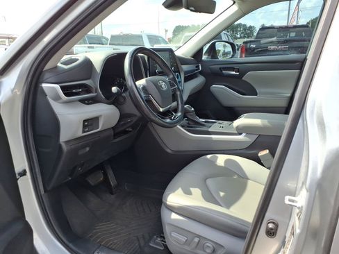 Used 2020 Toyota Highlander XLE FWD image 21