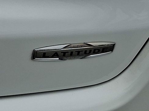 Used 2023 Jeep Compass Latitude image 30