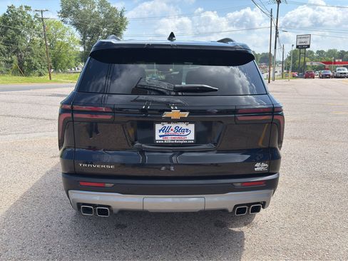 Used 2025 Chevrolet Traverse LT FWD image 7