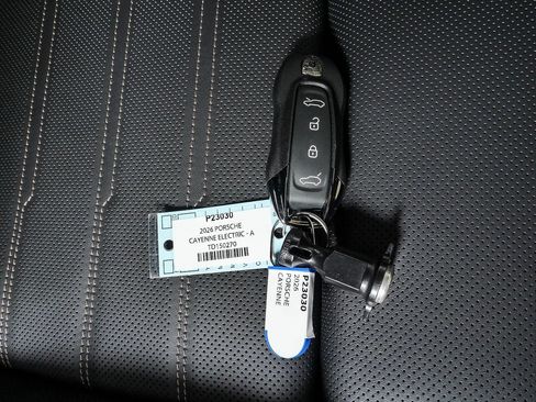 New 2026 Porsche Cayenne Turbo AWD/4WD image 26