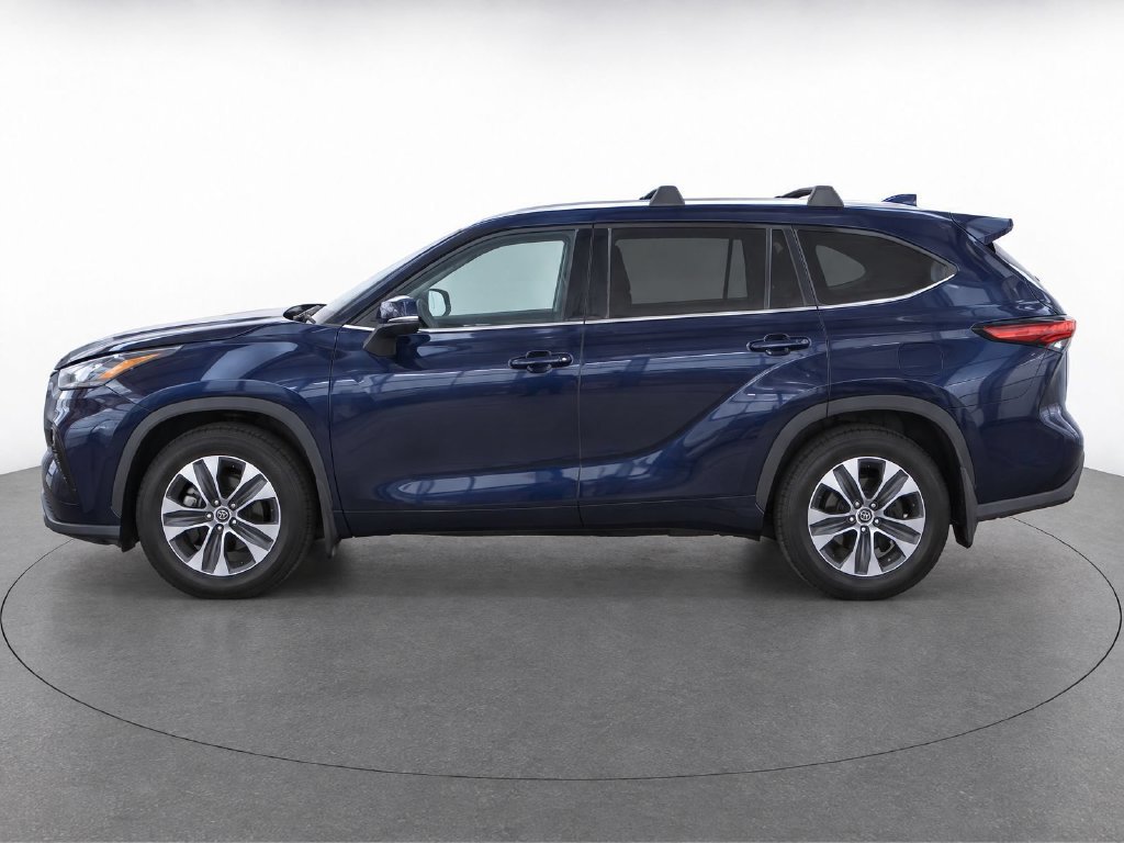 Used 2022 Toyota Highlander XLE AWD/4WD image 3