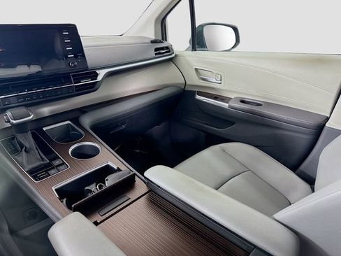 Used 2024 Toyota Sienna XLE image 23