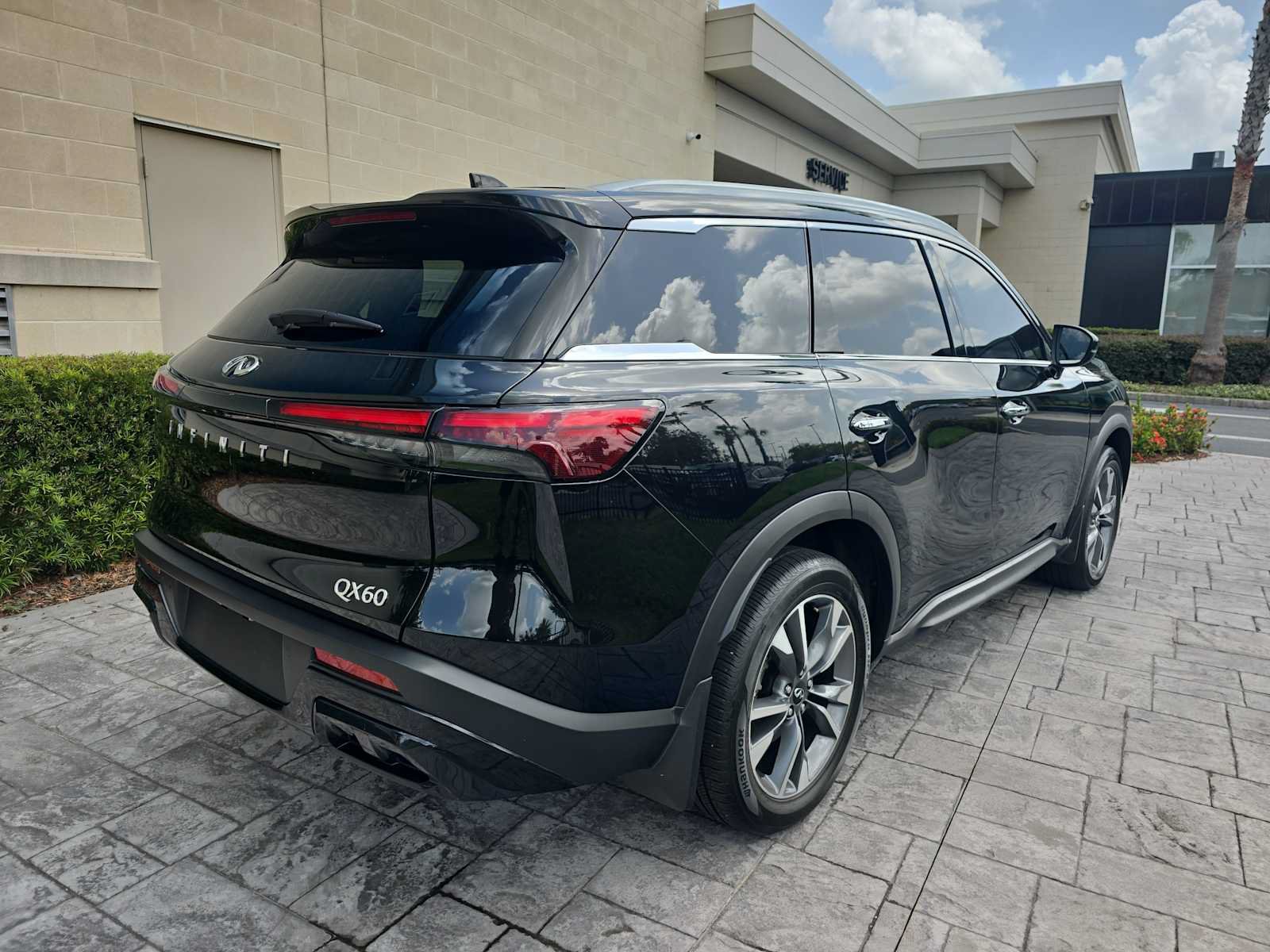 Used 2025 INFINITI QX60 Luxe FWD image 3