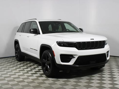 Used 2022 Jeep Grand Cherokee Altitude RWD image 29