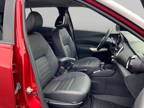 Used 2020 Nissan Kicks SR w/ SR Premium Package FWD image 9