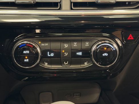 Used 2025 Chevrolet Trax RS w/ Sunroof Package FWD image 21