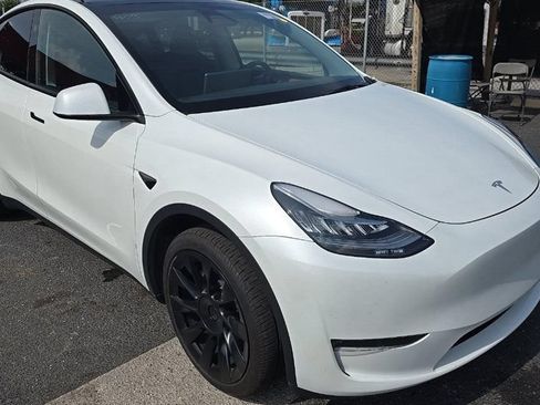 Used 2023 Tesla Model Y Long Range AWD/4WD image 2