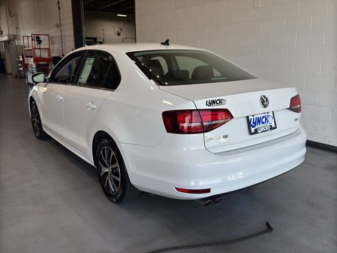 Used 2017 Volkswagen Jetta SE image 3