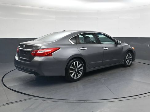 Used 2017 Nissan Altima 2.5 SV w/ Convenience Package FWD image 5