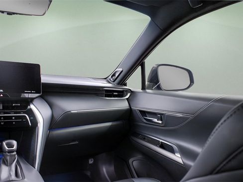 Used 2021 Toyota Venza XLE image 15