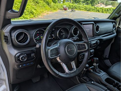Used 2023 Jeep Wrangler Unlimited Sahara w/ Cold Weather Group AWD/4WD image 32