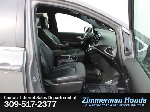 Used 2025 Chrysler Pacifica Select image 21