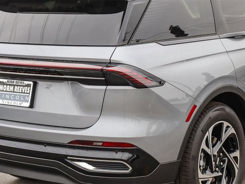 Used 2025 Lincoln Nautilus Premier image 9