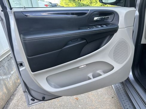 Used 2017 Dodge Grand Caravan SXT FWD image 7