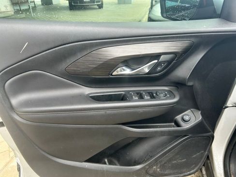 Used 2022 GMC Terrain SLE w/ Driver Convenience Package image 3