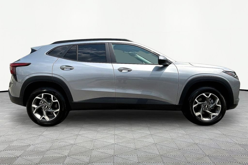 Used 2025 Chevrolet Trax LT w/ LT Convenience Package FWD image 8