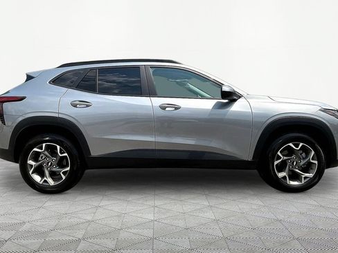 Used 2025 Chevrolet Trax LT w/ LT Convenience Package FWD image 8