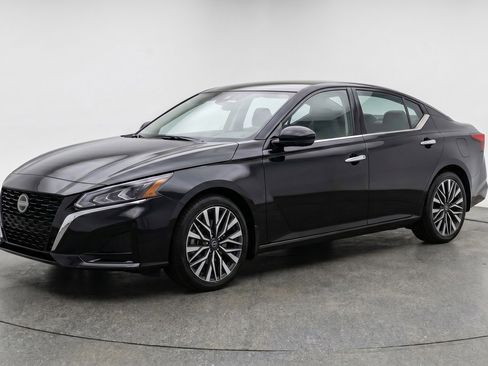 Used 2025 Nissan Altima 2.5 SV FWD image 3