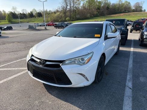 Used 2017 Toyota Camry SE w/ Moonroof Package image 2