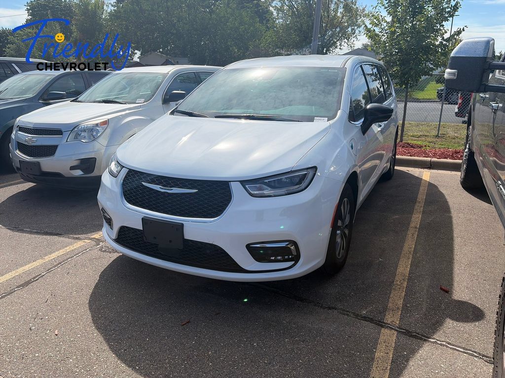 Used 2025 Chrysler Pacifica Select FWD image 1