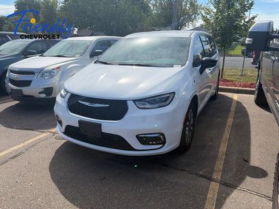 Used 2025 Chrysler Pacifica Select