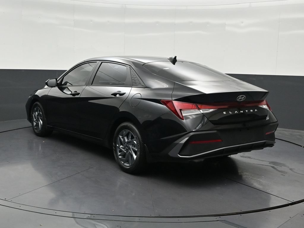 Used 2024 Hyundai Elantra SEL FWD image 3