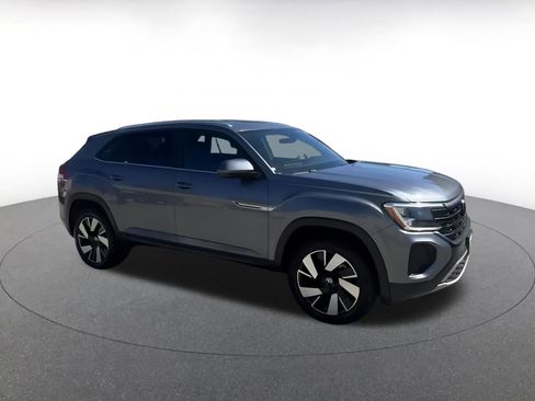 Used 2025 Volkswagen Atlas Cross Sport SE image 2