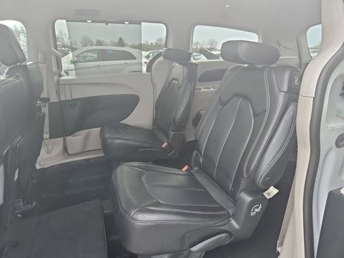 Used 2023 Chrysler Pacifica Touring-L image 11