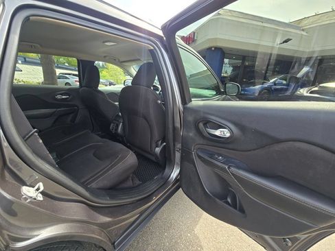 Used 2016 Jeep Cherokee Latitude w/ Cold Weather Group AWD/4WD image 13