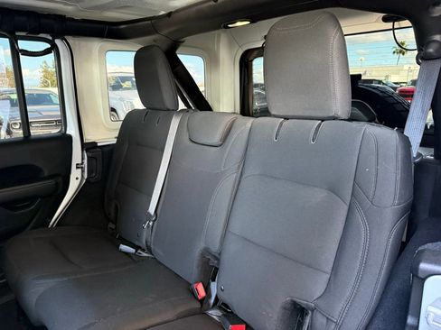 Used 2019 Jeep Wrangler Unlimited Sahara image 12