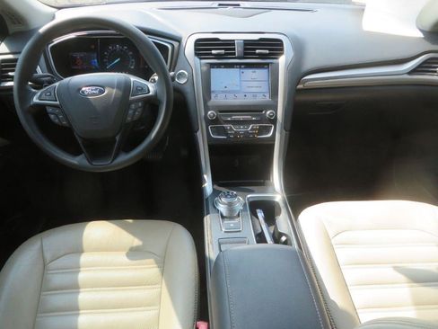 Used 2017 Ford Fusion SE w/ Fusion SE Technology Package FWD image 13