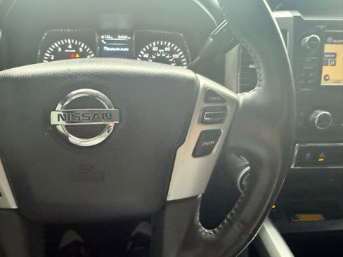 Used 2018 Nissan Titan SV w/ SV Convenience Package image 19
