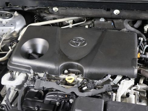 Used 2021 Toyota RAV4 LE image 13