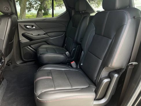 Used 2022 Chevrolet Traverse RS FWD image 15