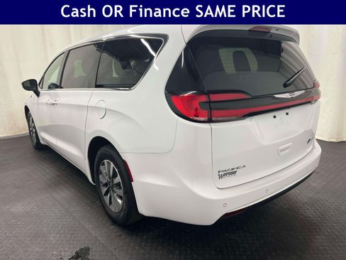 Used 2024 Chrysler Pacifica Limited FWD image 7