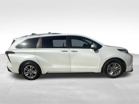 Used 2023 Toyota Sienna Limited FWD image 4