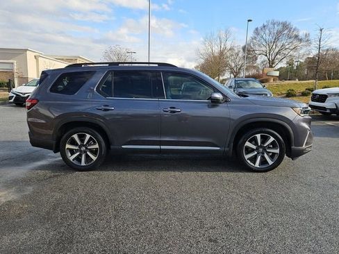 Used 2025 Honda Pilot Touring image 9