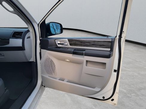 Used 2010 Chrysler Town & Country Touring Plus w/ Premium Group image 34