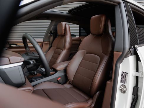 Certified 2025 Porsche Macan 4S Electric AWD/4WD image 5
