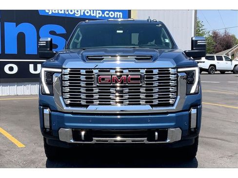 Used 2025 GMC Sierra 2500 Denali w/ Denali Reserve Package AWD/4WD image 3