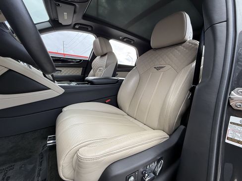 Used 2021 Bentley Bentayga V8 image 12